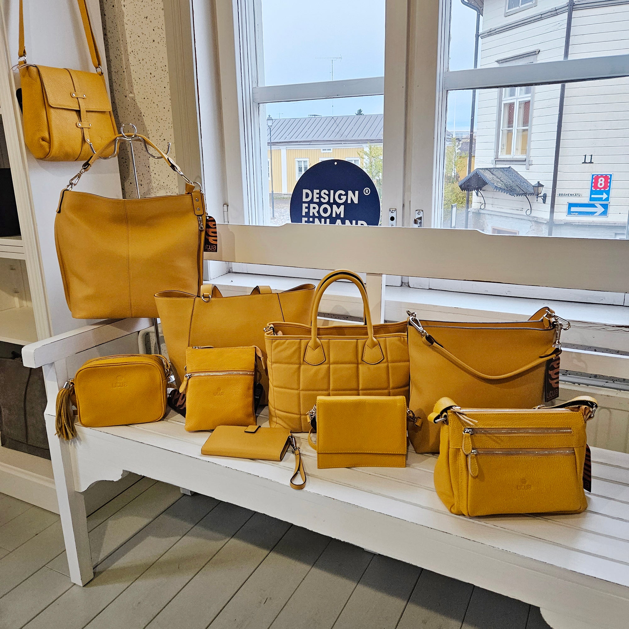 Keltainen nahkalaukku piristää