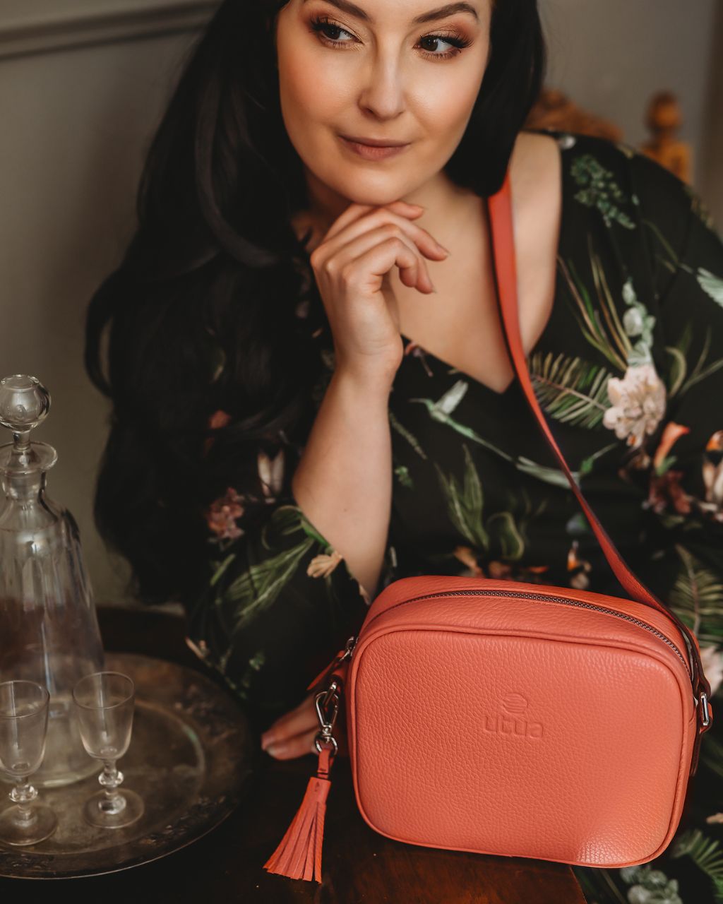 Klassinen-aidosta-nahasta-valmistettu-Utua-Espoo-exclusive-olkalaukku-korallin-punainen