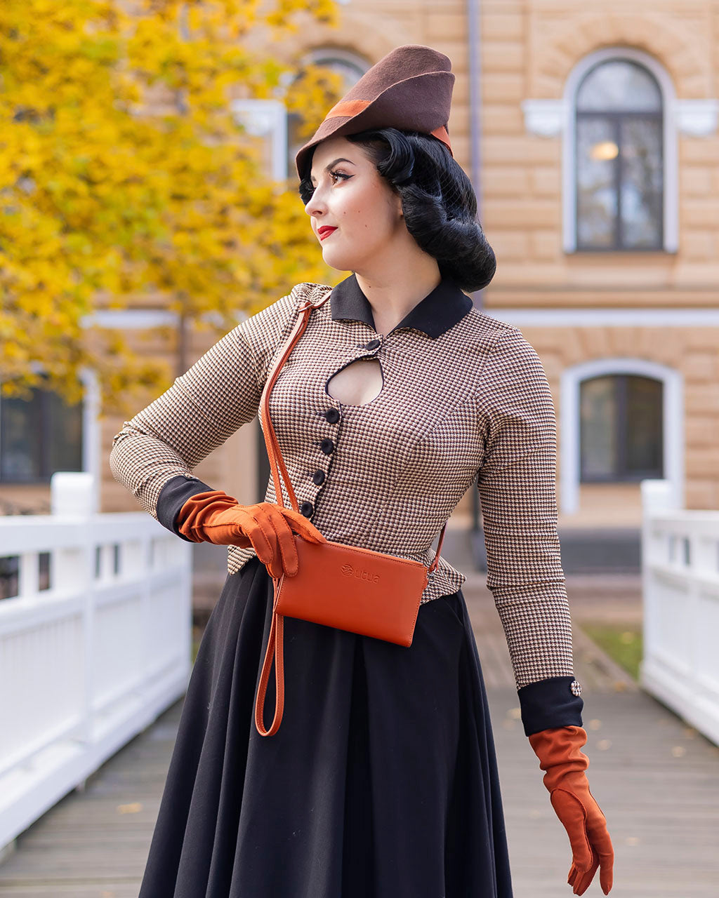 Nahkainen puhelinlompakko oranssi