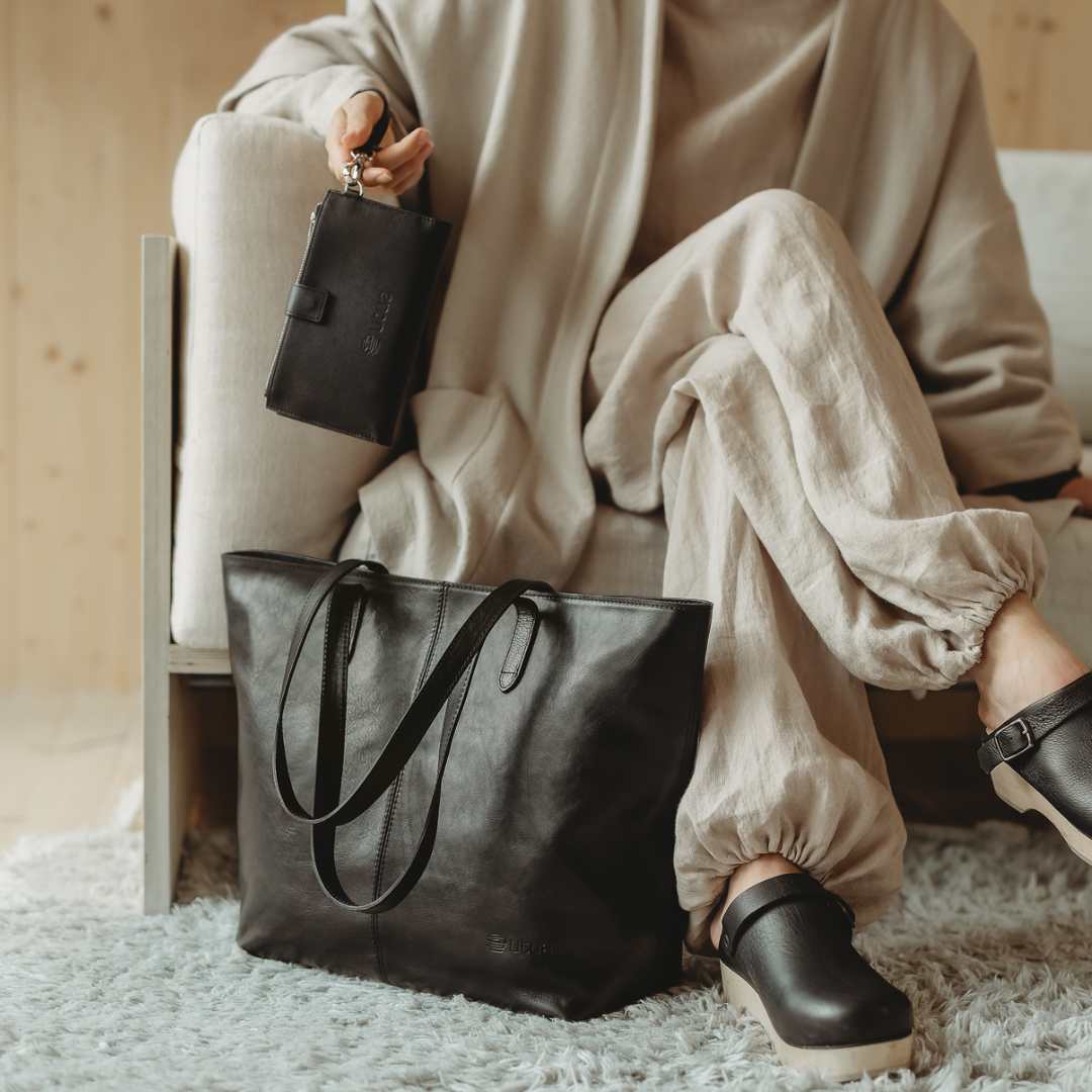 Utuan mustat nahkalaukut.