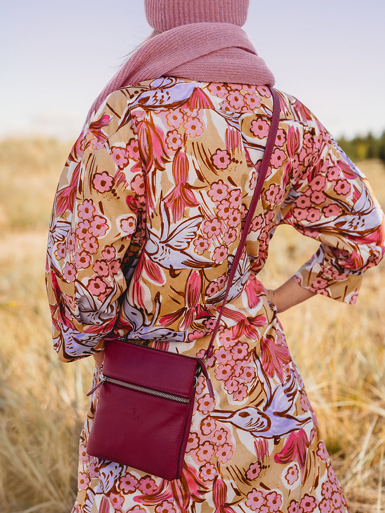 Utuan aitonahkainen Pisara pikkulaukku kauniin viinin punaisena