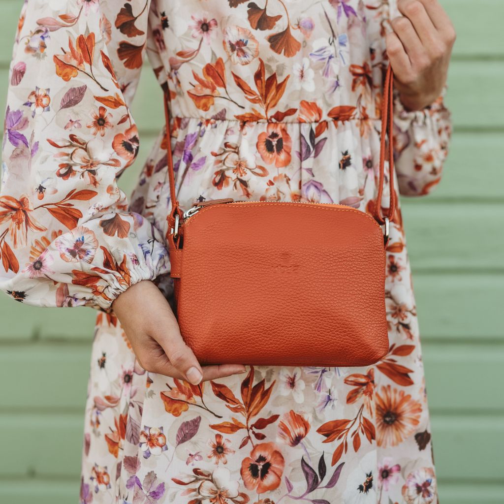 Nahkainen Lysti pikkulaukku on upea oranssin sävyssä.