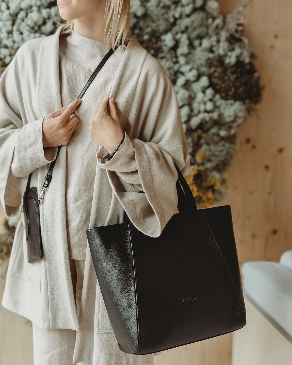 aitonahkaiset-utuan-mustat-kasilaukut