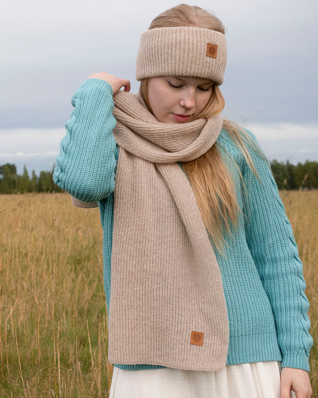 utua bertta mohairpanta vaaleanpunainen niitylla