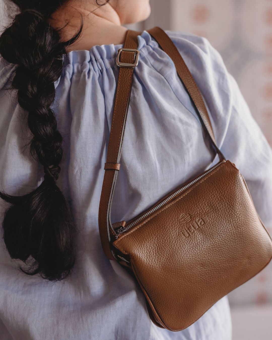 utua-harmaa-kulo-olkalaukku-olalla