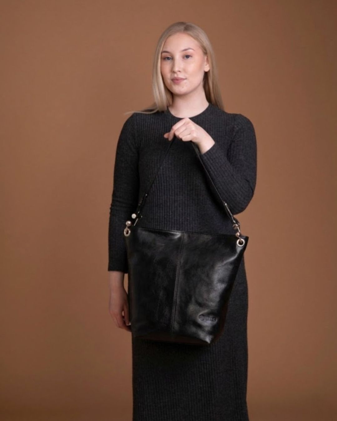 utua musta kasviparkittugranna kasilaukku