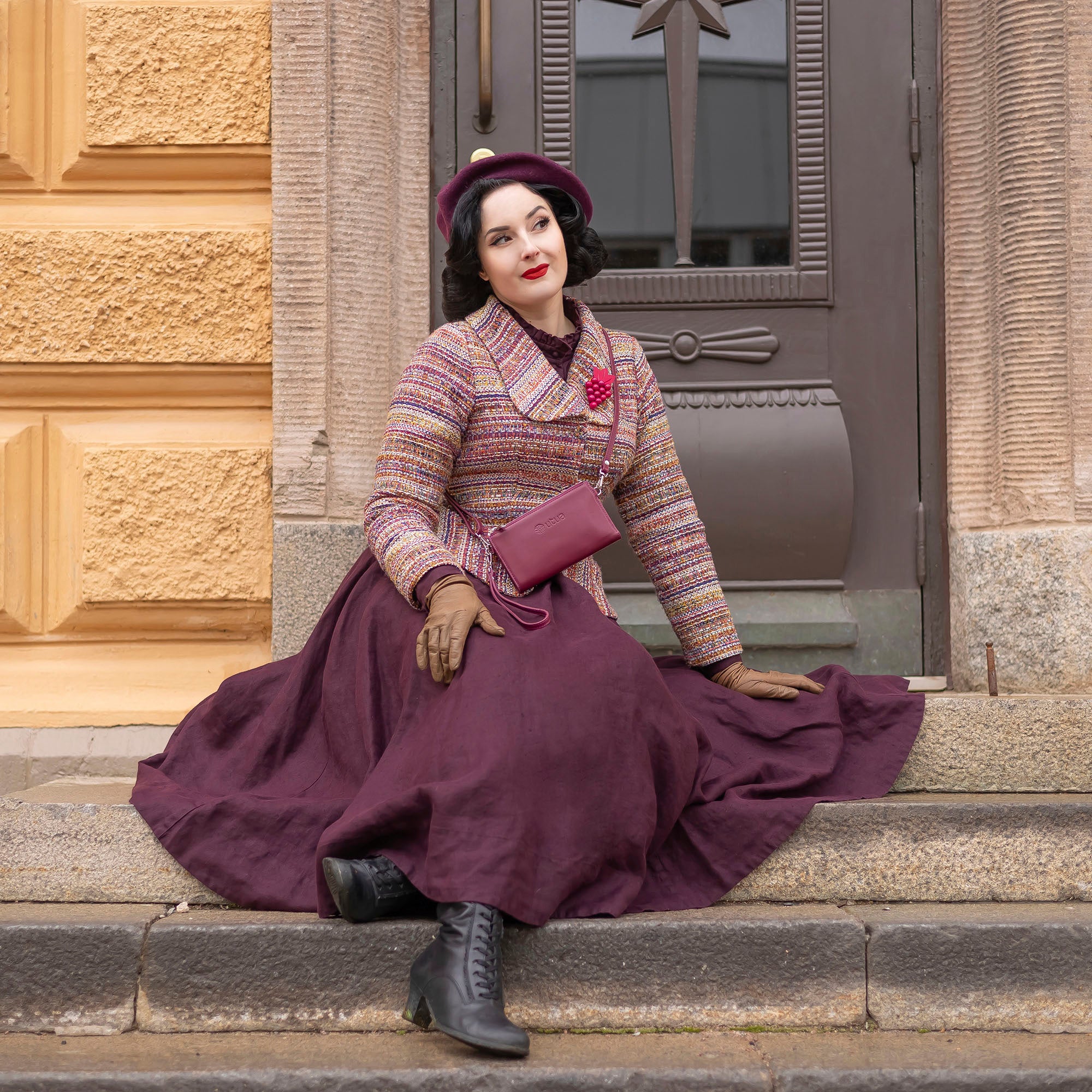 Nuori nainen istuu portailla ja miettii vastuullisia valintoja.