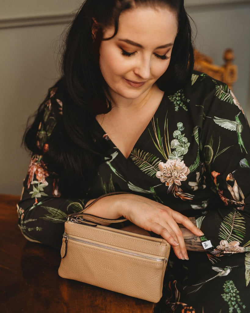 Ajaton-nahkainen-pikkulaukku-Utua-Rauma-hiekan-ruskea