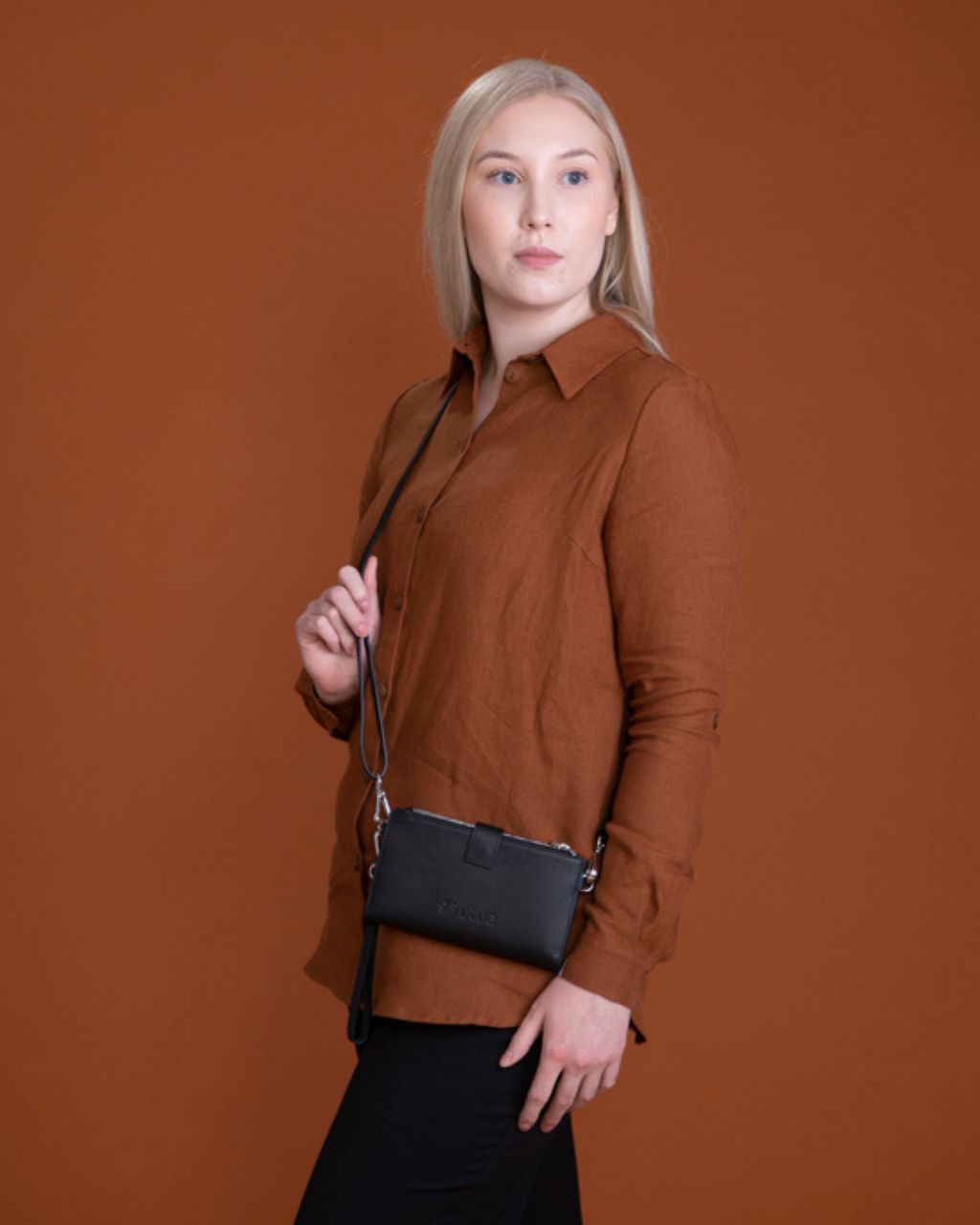 Beige nahkainen puhelinlompakko olkahihnalla