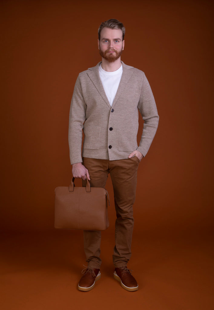  Analyzing image    KotimainenmustatietokonelaukkuUtuaAarreExclusive