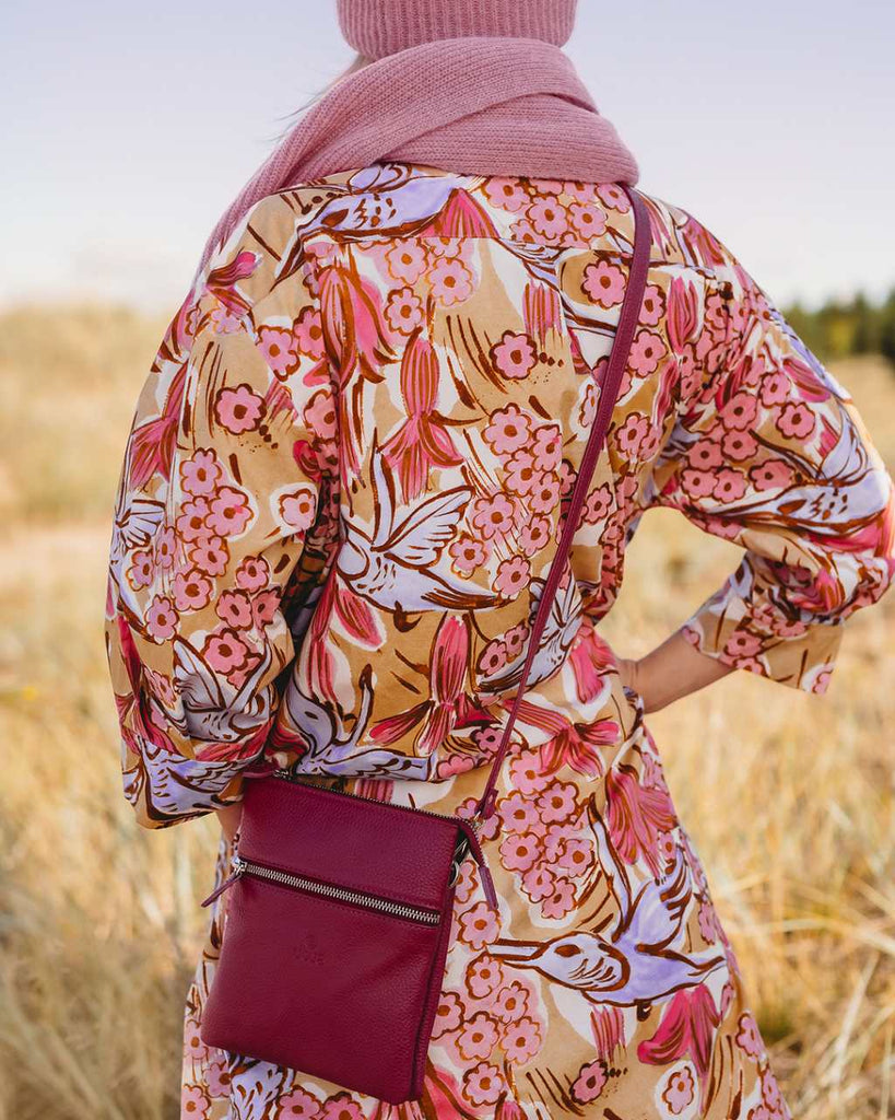 Nahkainen Utua pikkulaukku Pisara daalianpunainen