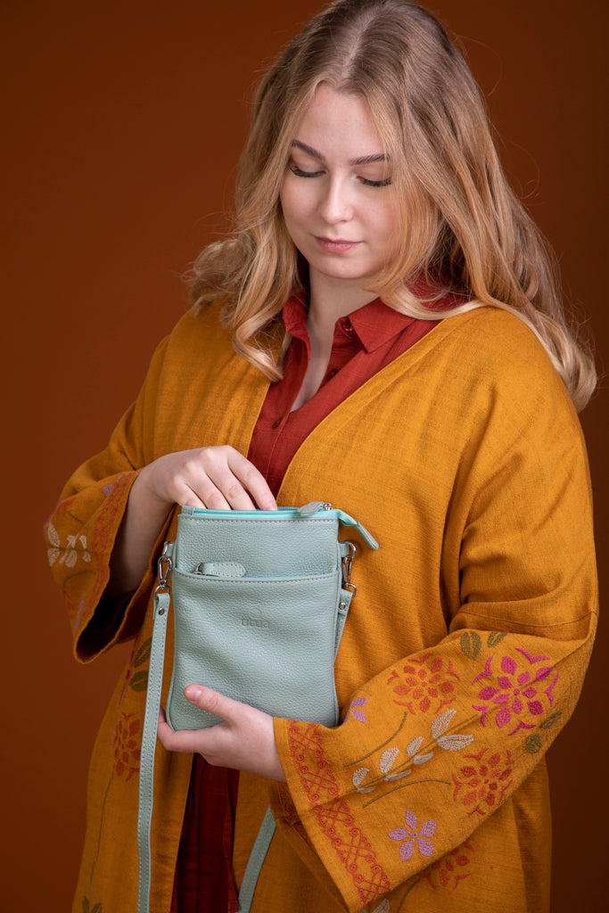 Nahkainen Utua puhelinlaukku Santra daalianpunainen