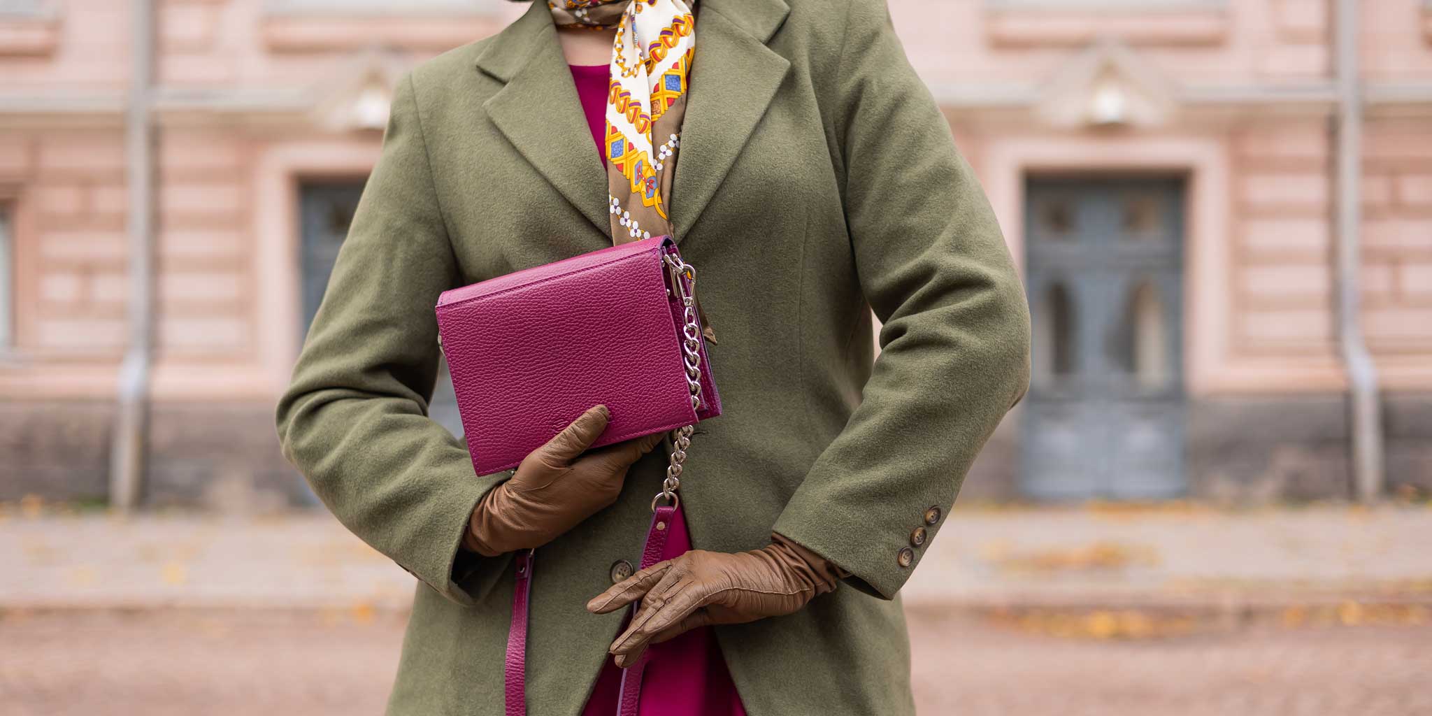 Utuan dahlianpunainen Audrey pikkulaukku sopii niin arkeen kuin juhlaan