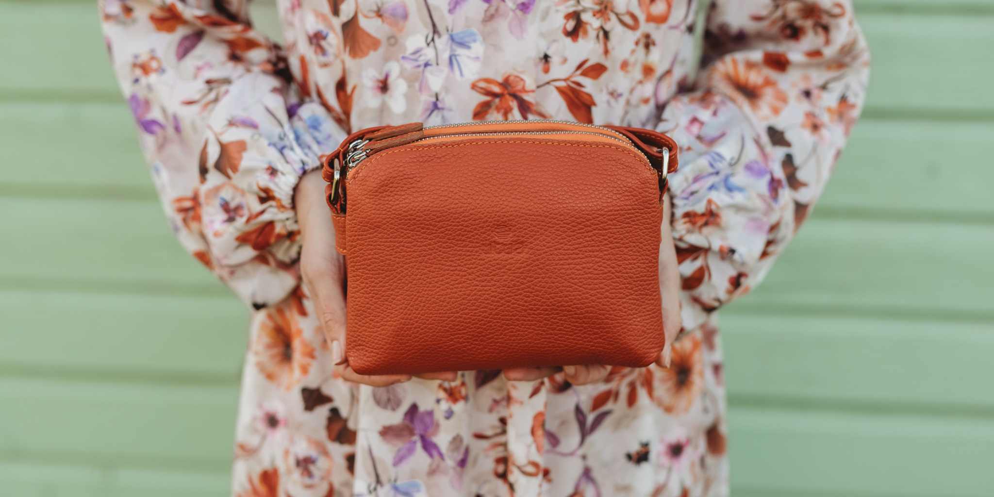 Lysti pikkulaukku oranssin sävyssä