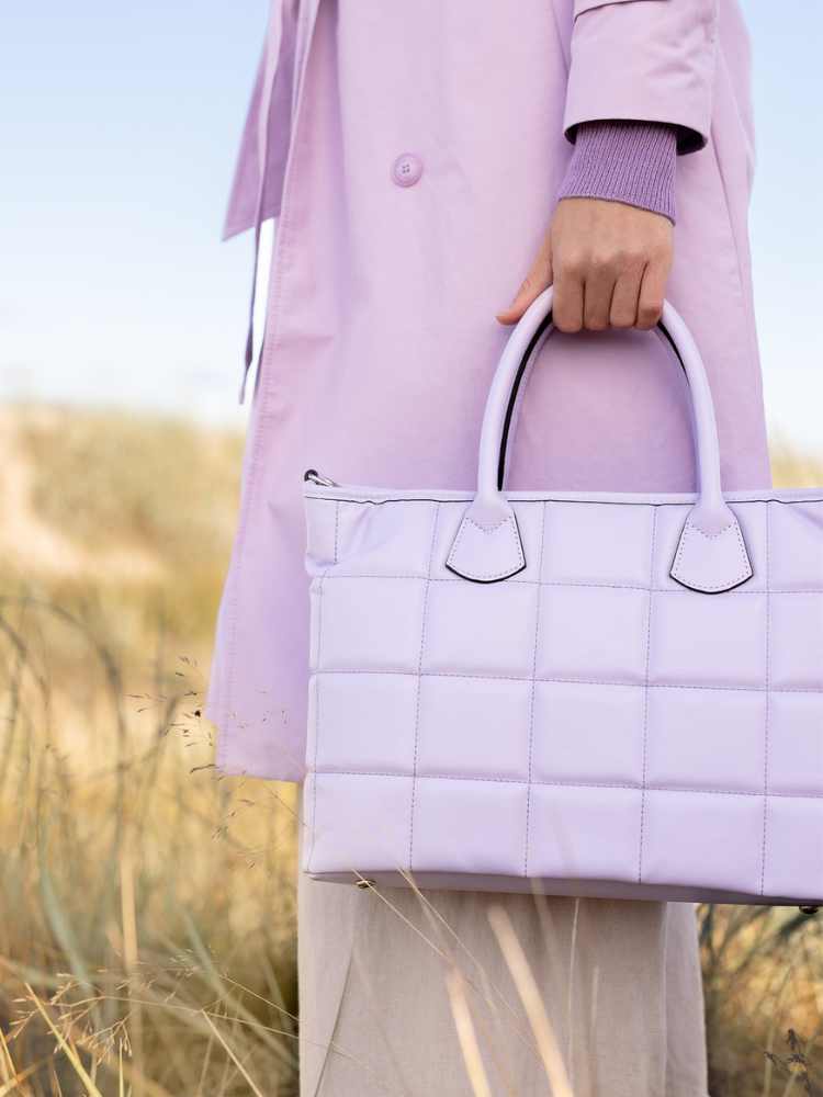 Utuan Gaia käsilaukku on upea vaalean violetiin sävyssä