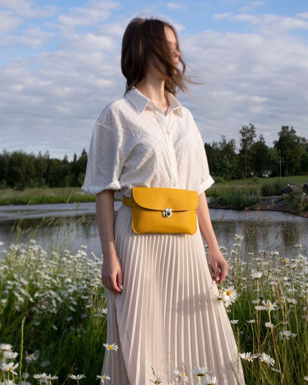 Utuan laadukas pikkulaukku Iris musta