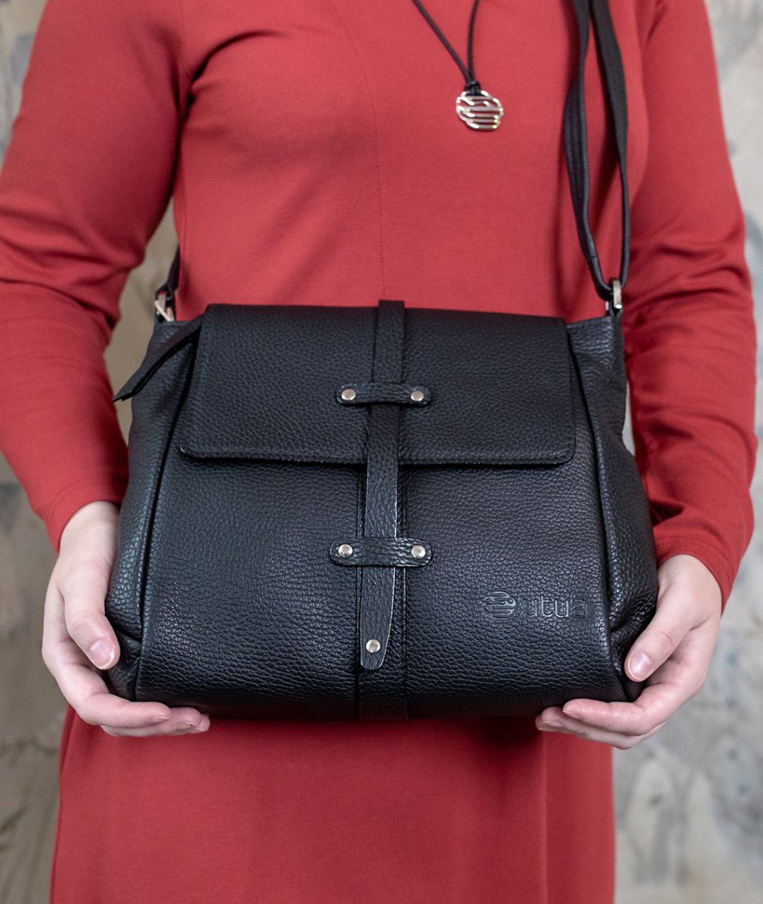 kotimaisen utuan musta tasku olkalaukku aitoa nahkaa