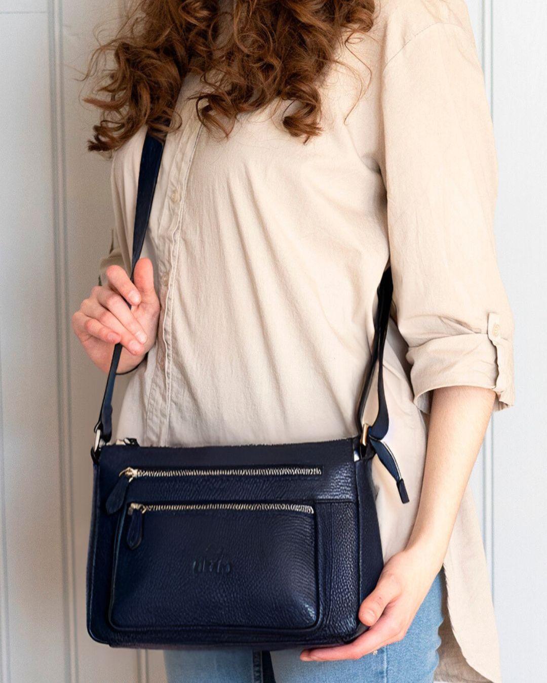 utua-hestia-musta-olkalaukku-olalla