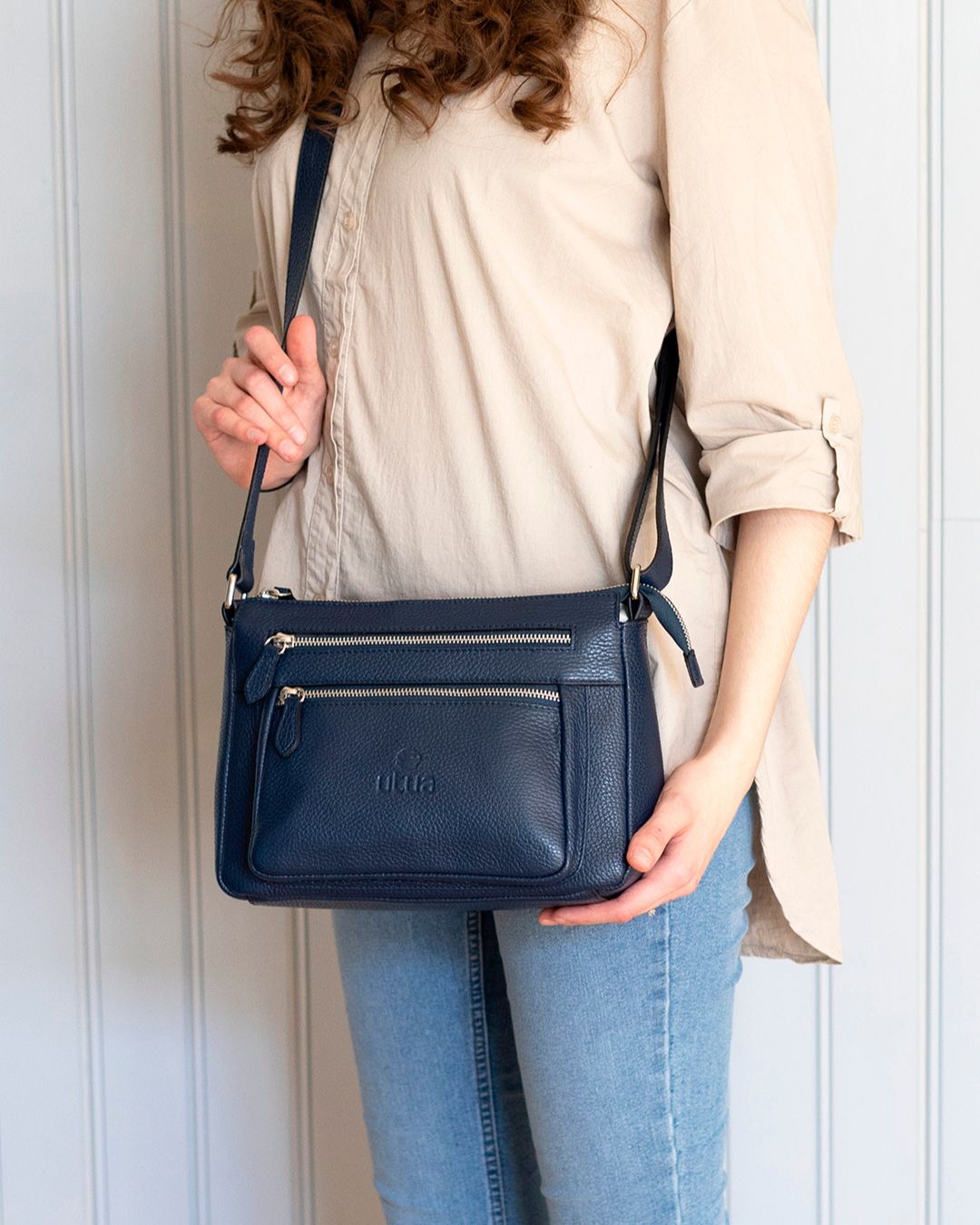 utua hestia tumman sininen olkalaukku