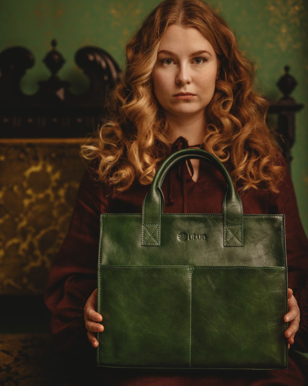 Utua käsilaukku Minerva Exclusive vihreä naisen sylissä