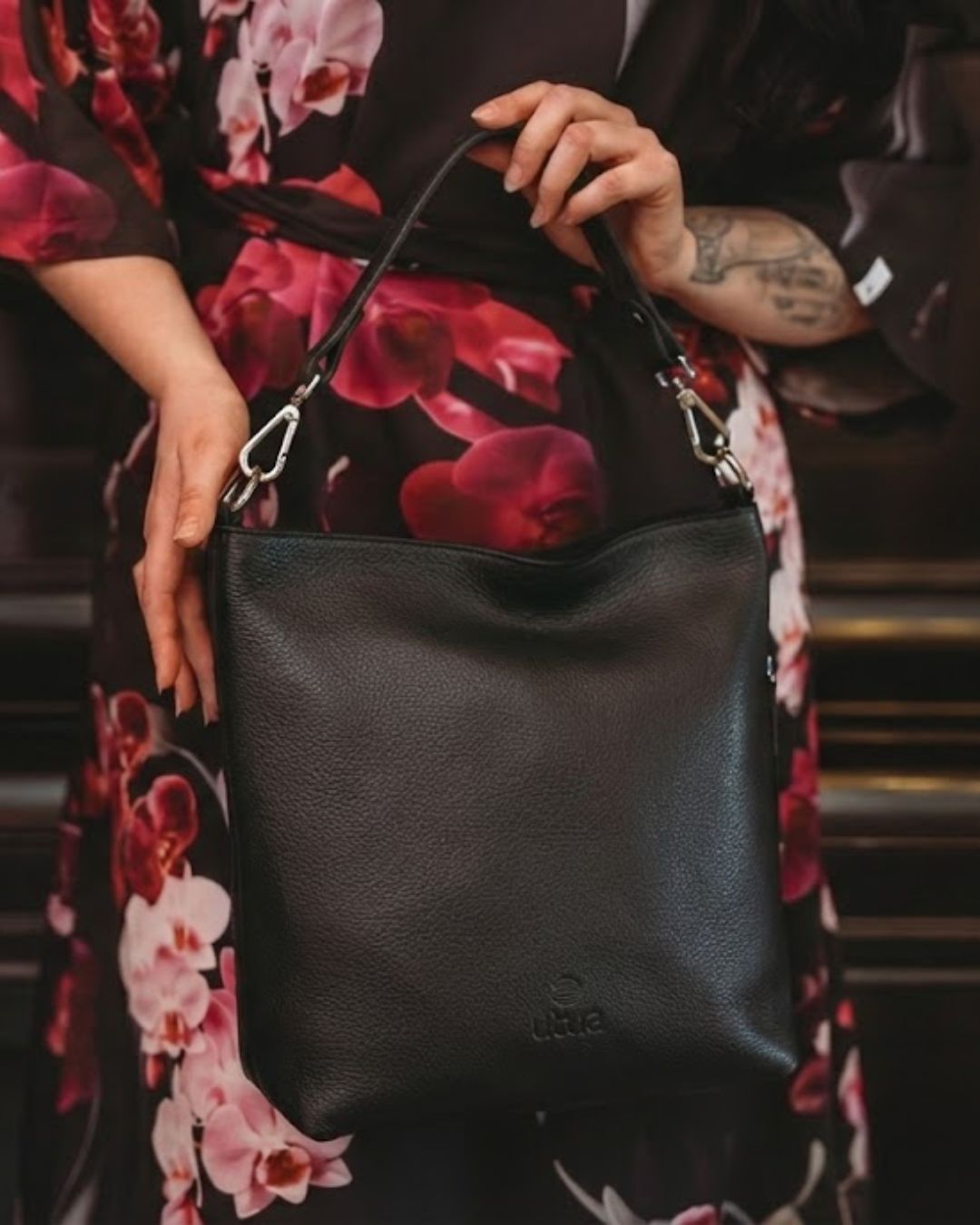 utua-musta-martioitu-borealis-kasilaukku