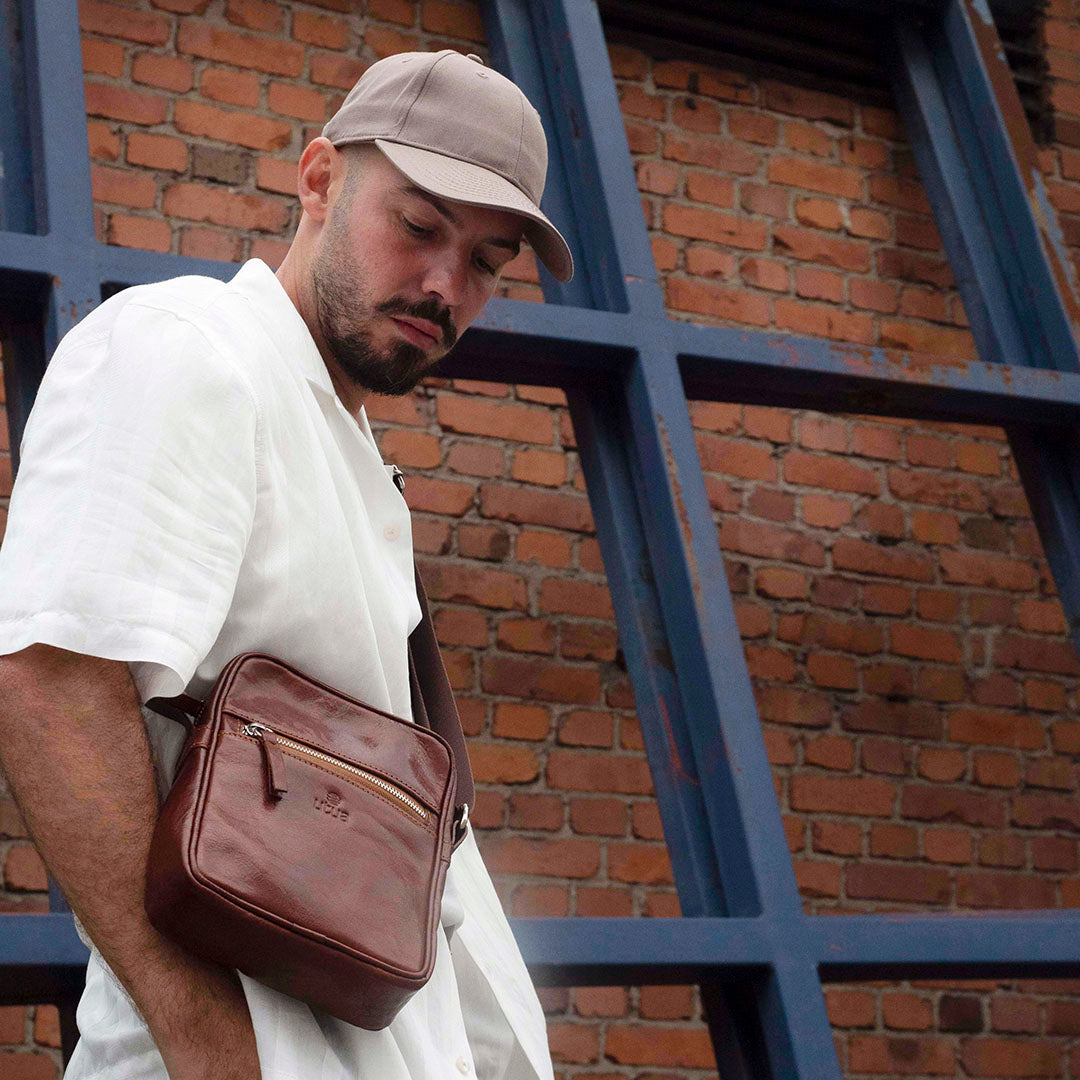 utua-olkalaukut-apollon-ruskea-tiiliseinaa-vasten