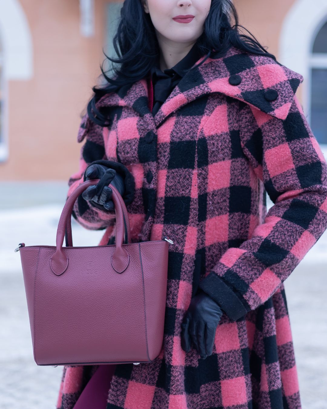 utua rhea kasilaukku puolukanpunainen kadessa